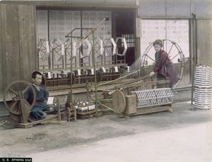 日本的丝绸纺纱，c.1900（手工彩色照片） 作者 日本摄影师